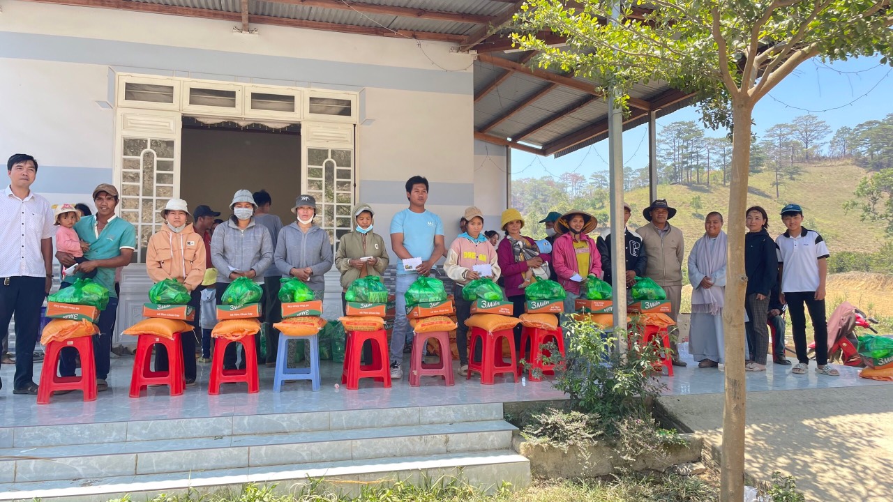 Trao quà cho người dân có hoàn cảnh khó khăn