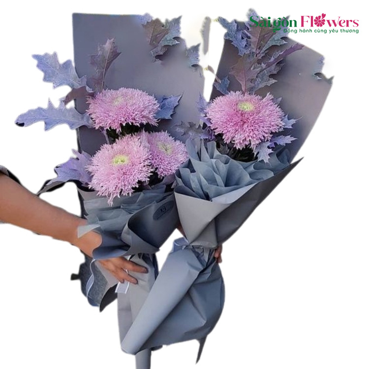 Bó hoa được thiết kế cẩn thận, cân đối và hài hòa, tạo ra một sự kết hợp hoàn hảo giữa các loại hoa và phụ kiện