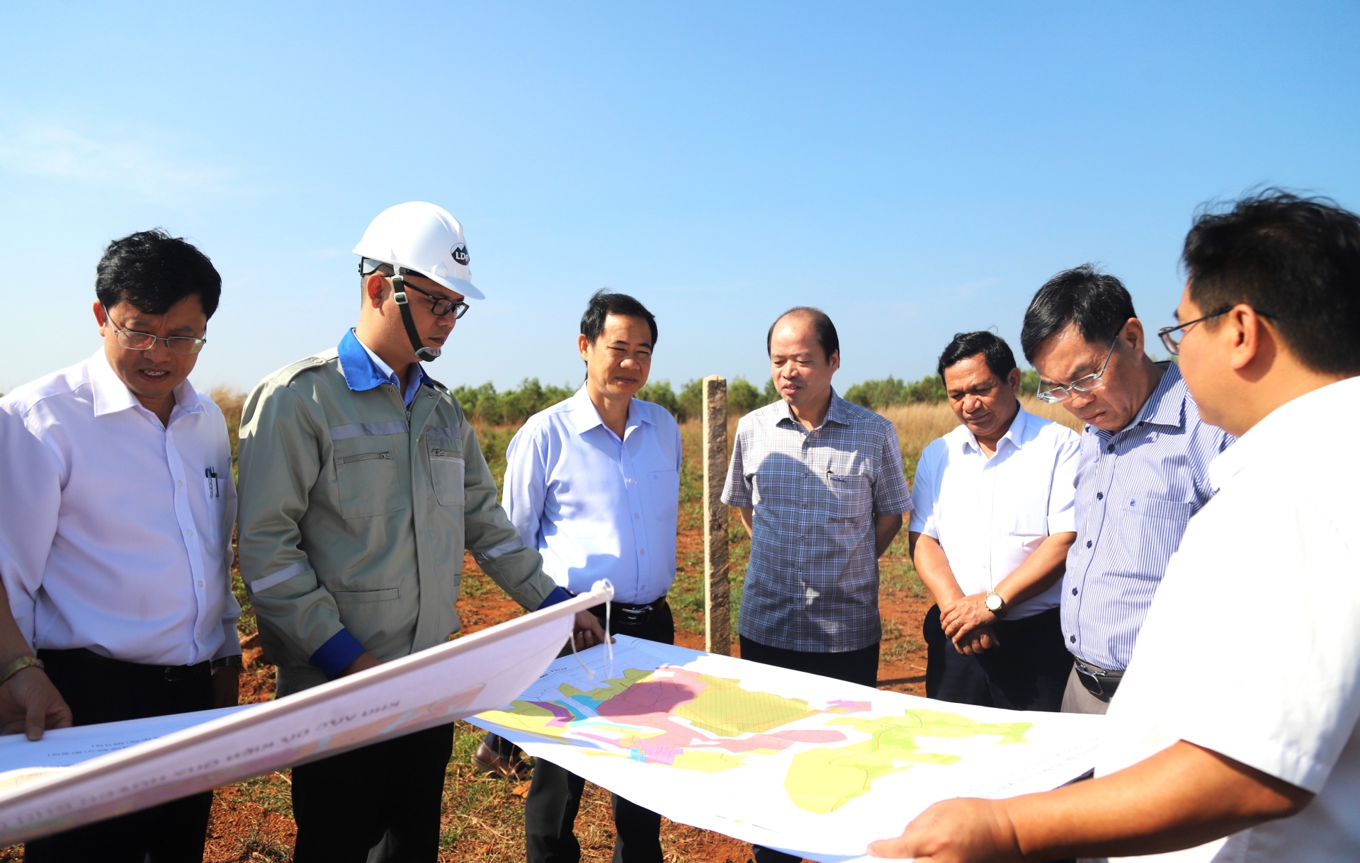 Đồng chí Nguyễn Thái Học cùng đoàn công tác kiểm tra bản đồ khai thác quặng tại Dự án Bauxite - Nhôm Lâm Đồng