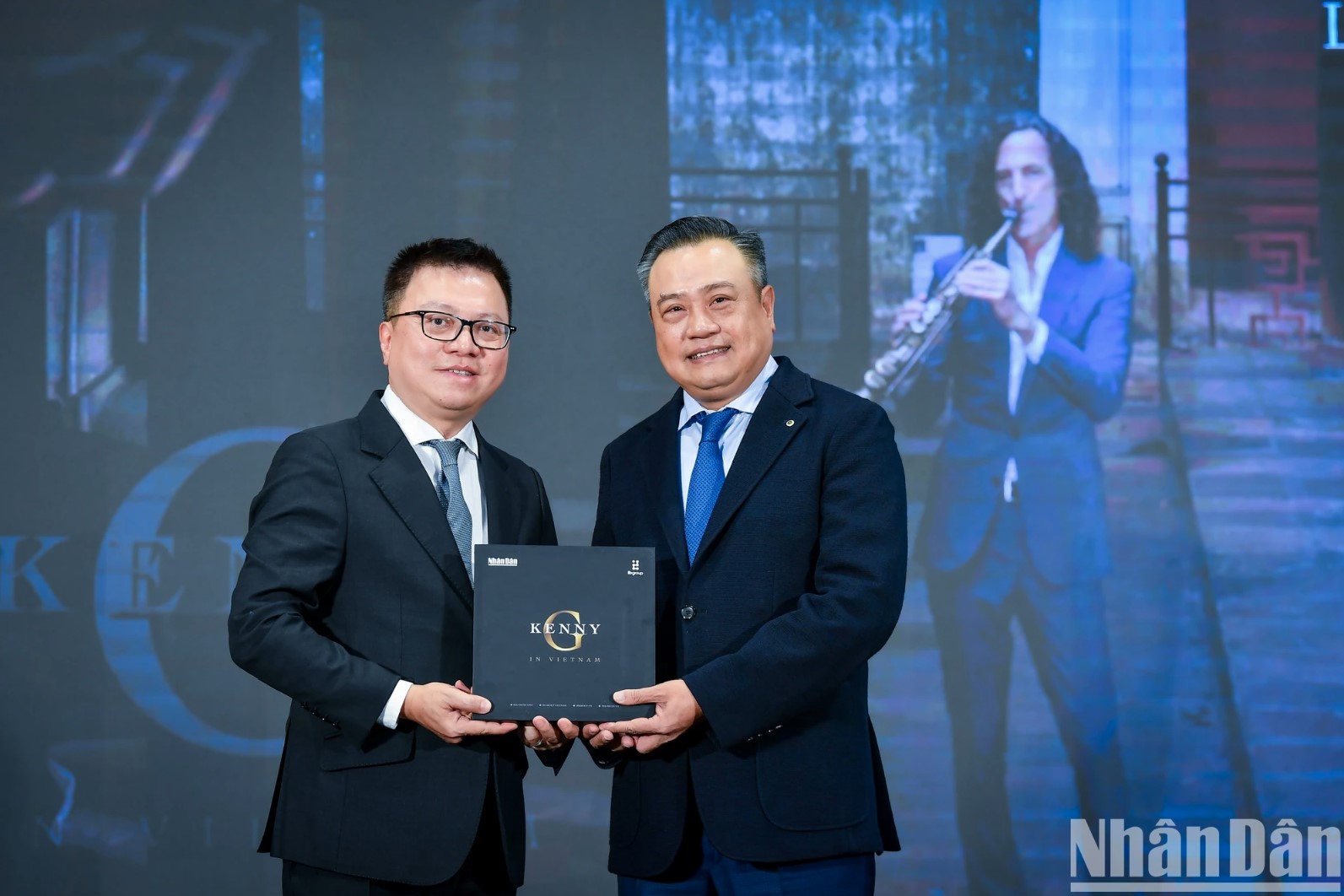 Ông Lê Quốc Minh trao tặng MV “Going Home” cho lãnh đạo thành phố Hà Nội