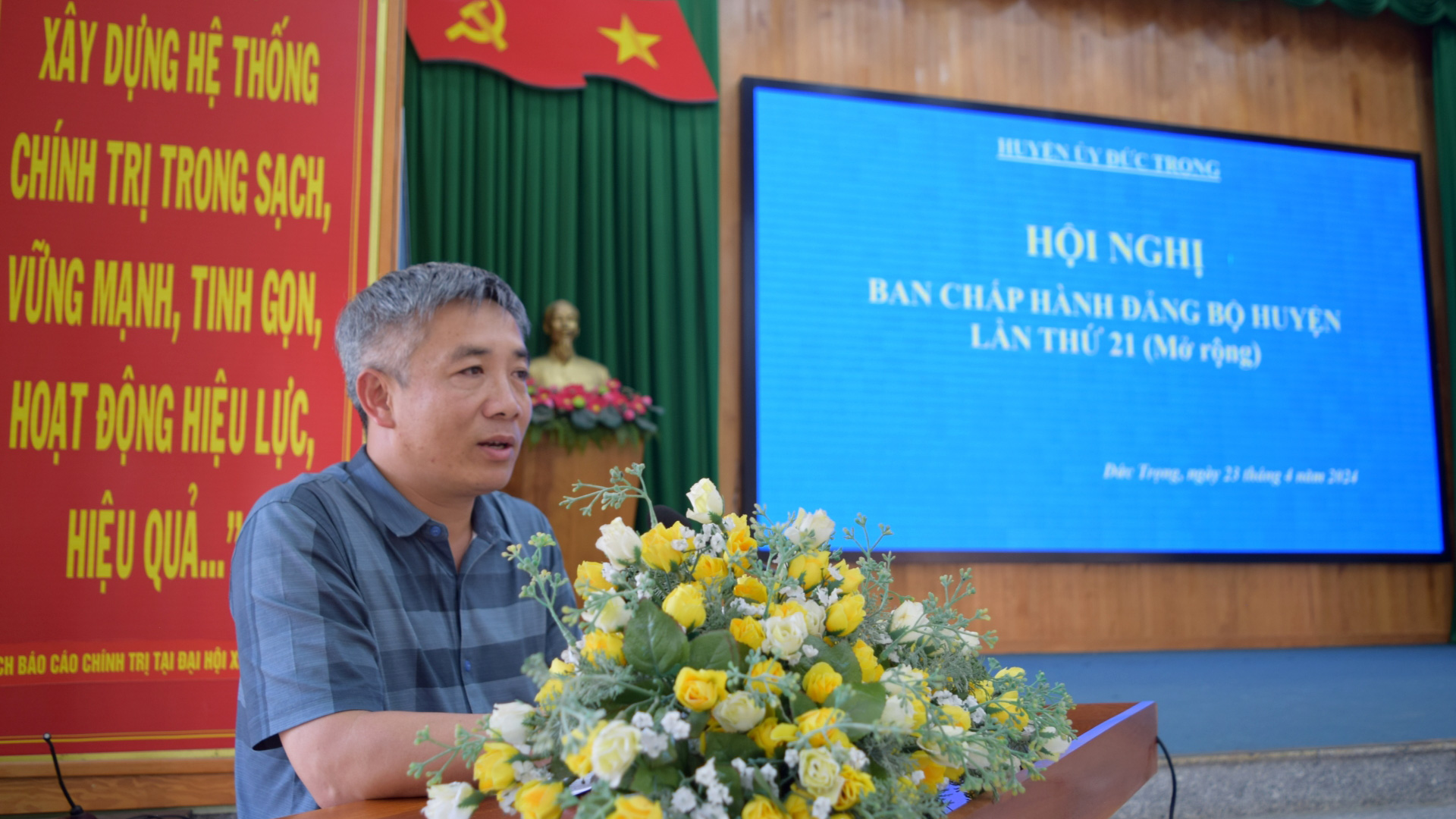 Đồng chí Bùi Sơn Điền - Bí thư Huyện ủy, phát biểu tại hội nghị
