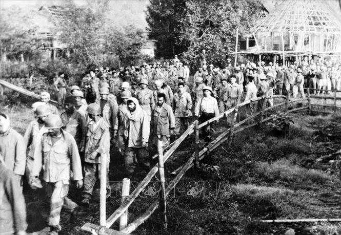 Tù binh Pháp ở Điện Biên Phủ được áp giải về hậu phương. Ảnh: Tư liệu