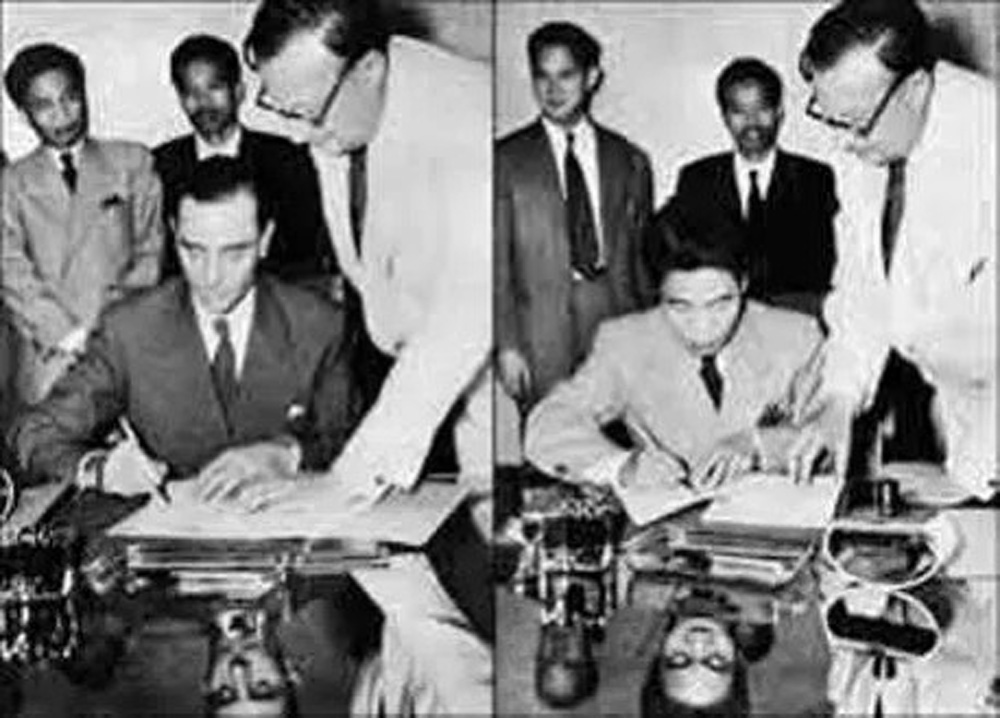 Tướng Pháp (bên trái) và Thứ trưởng Bộ Quốc phòng Tạ Quang Bửu ký Hiệp định Geneve tháng 7/1954 - Ảnh tư liệu