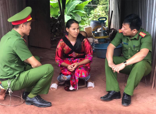 Công an huyện Mường Nhé (tỉnh Điện Biên) thăm hỏi, động viên một gia đình người dân tộc Mông
