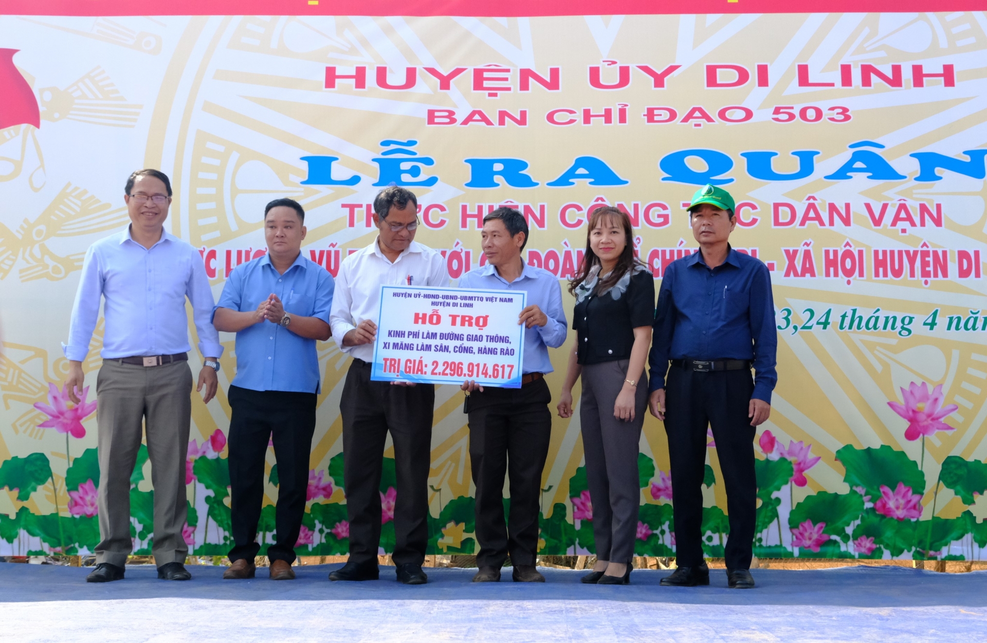 Huyện Di Linh hỗ trợ kinh phí làm sân bê tông cho người dân xã Tam 