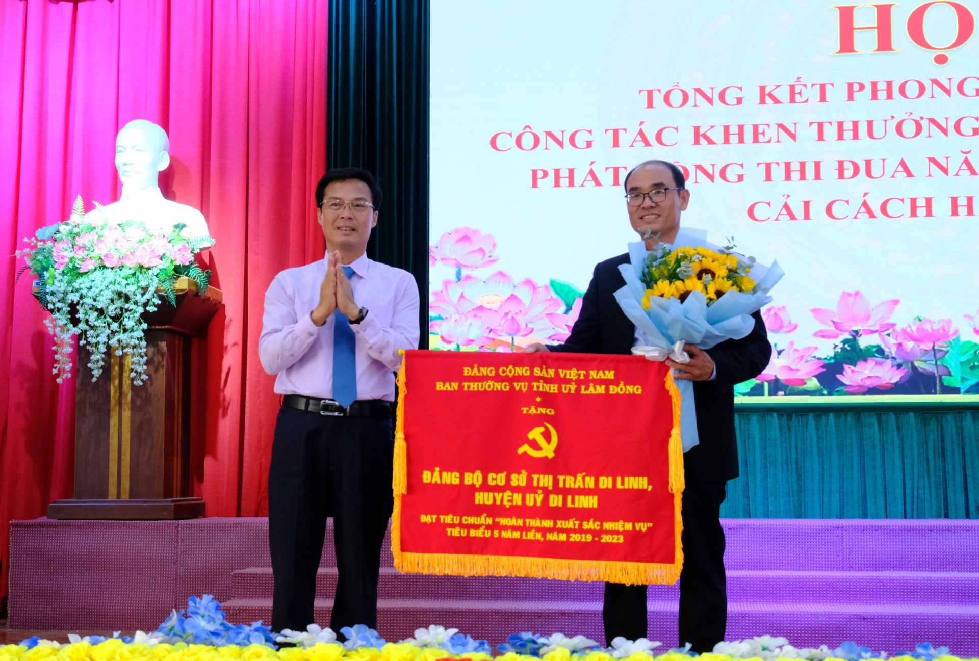 Tặng Cờ thi đua của Ban Thường vụ Tỉnh ủy cho Đảng bộ cơ sở thị trấn Di Linh