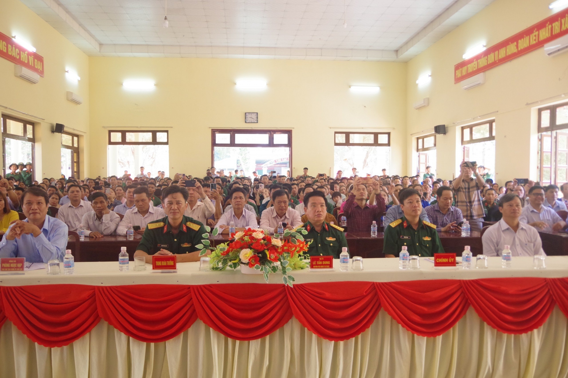 Quang cảnh buổi thăm, gặp mặt chiến sĩ mới của lãnh đạo TP Bảo Lộc và 2 huyện Đạ Huoai, Đam Rông tại Trung đoàn 88 (Sư 302)