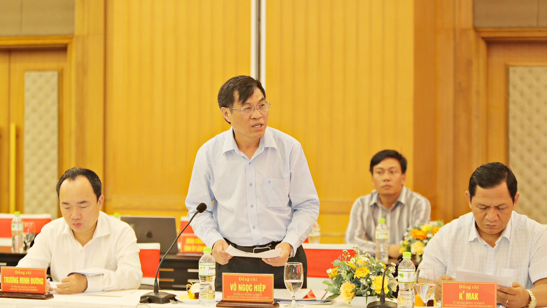 Đồng chí Võ Ngọc Hiệp -  Ủy viên Ban Thường vụ Tỉnh ủy, Phó Chủ tịch UBND tỉnh Lâm Đồng báo cáo tình hình hợp tác giữa hai địa phương thời gian qua