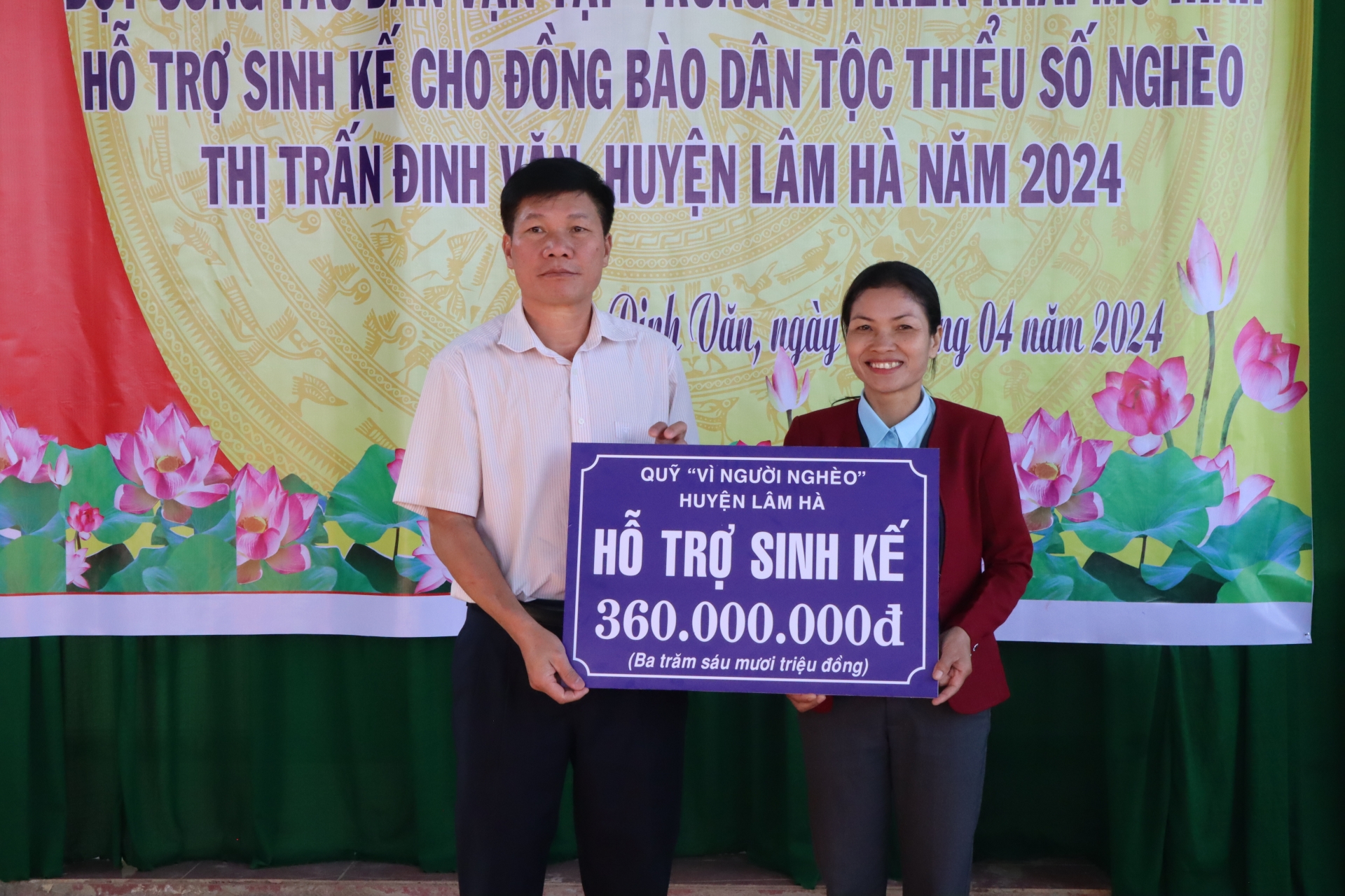 Đồng chí Nguyễn Văn Tân – Phó Bí thư Thường trực Huyện ủy, Chủ tịch HĐND huyện Lâm Hà trao bảng tượng trưng các   mô hình hỗ trợ của Ban Chỉ đạo 867 cho thị trấn Đinh Văn