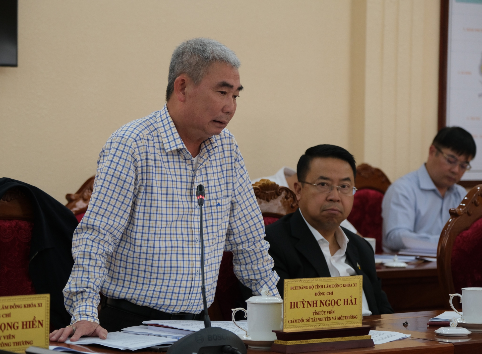 Đồng chí Huỳnh Ngọc Hải - Giám đốc Sở Tài nguyên và Môi trường nêu ý kiến tại buổi làm việc