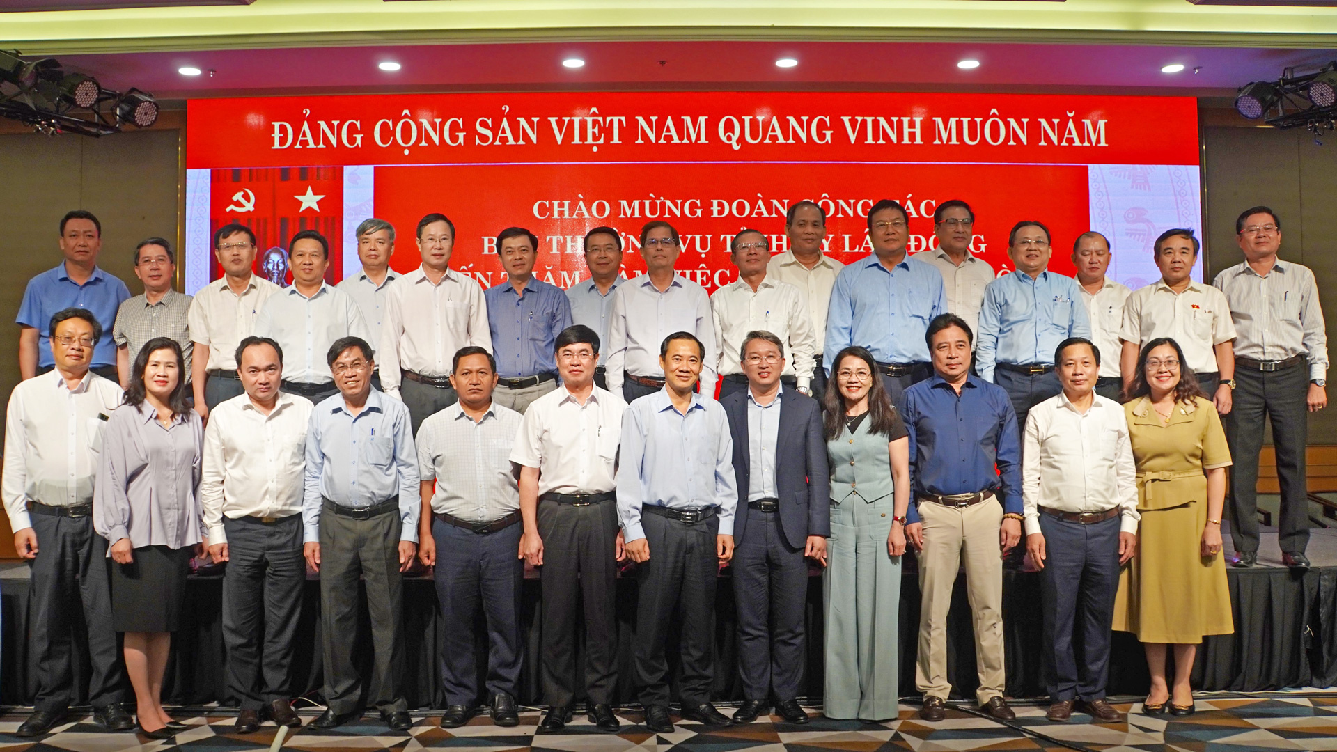 Đoàn công tác Ban Thường vụ Tỉnh ủy Lâm Đồng chụp hình lưu niệm với Ban Thường vụ Tỉnh uỷ Khánh Hoà