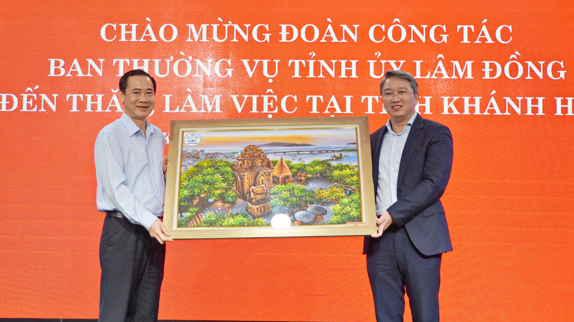 Đồng chí Nguyễn Hải Ninh, Bí thư Tỉnh uỷ Khánh Hoà tặng quà lưu niệm cho Ban Thường vụ Tỉnh uỷ Lâm Đồng