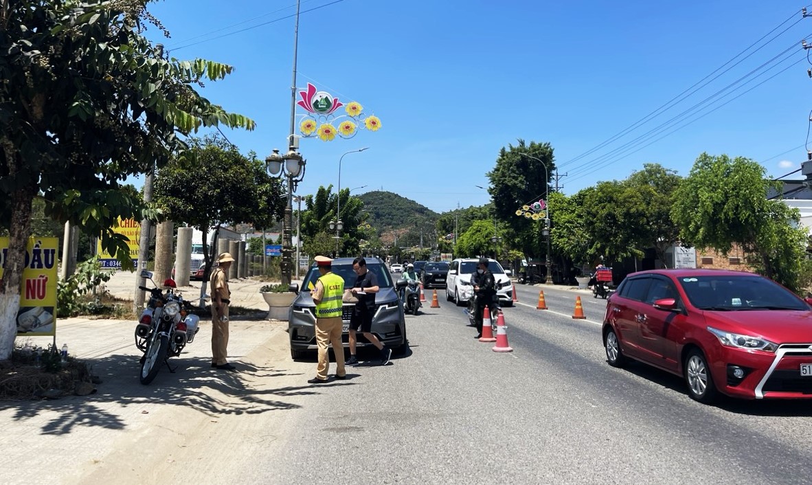 Lực lượng CSGT làm nhiệm vụ đảm bảo trật tự an toàn giao thông trên Quốc lộ 20 đoạn qua thị trấn Mađaguôi, huyện Đạ Huoai