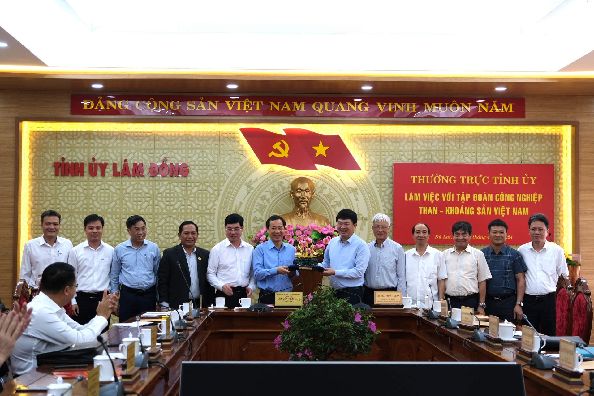 Lãnh đạo Tập đoàn Công nghiệp Than - Khoáng sản Việt Nam tặng quà lưu niệm cho lãnh đạo tỉnh Lâm Đồng