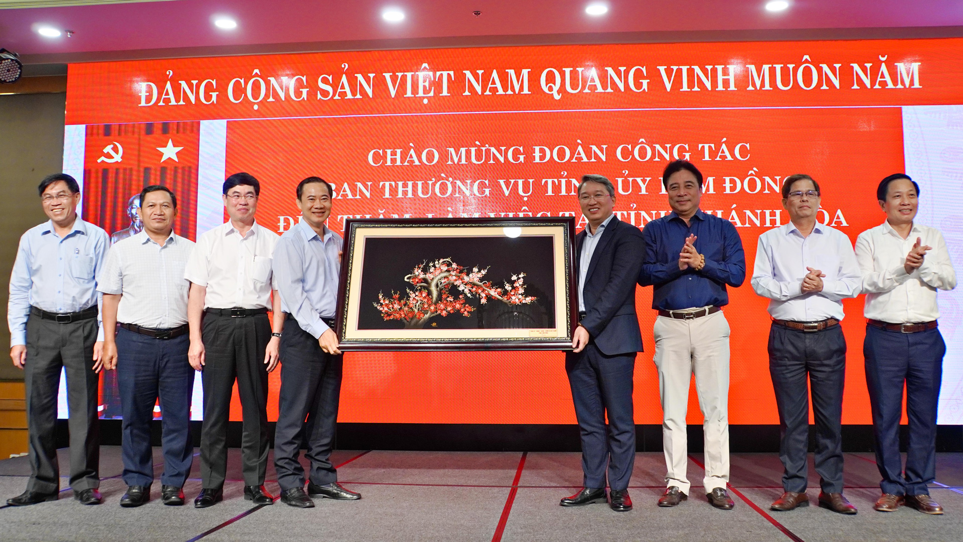 Ban Thường vụ Tỉnh uỷ Lâm Đồng tặng quà và chụp hình lưu niệm cho Ban Thường vụ Tỉnh uỷ Khánh Hòa
