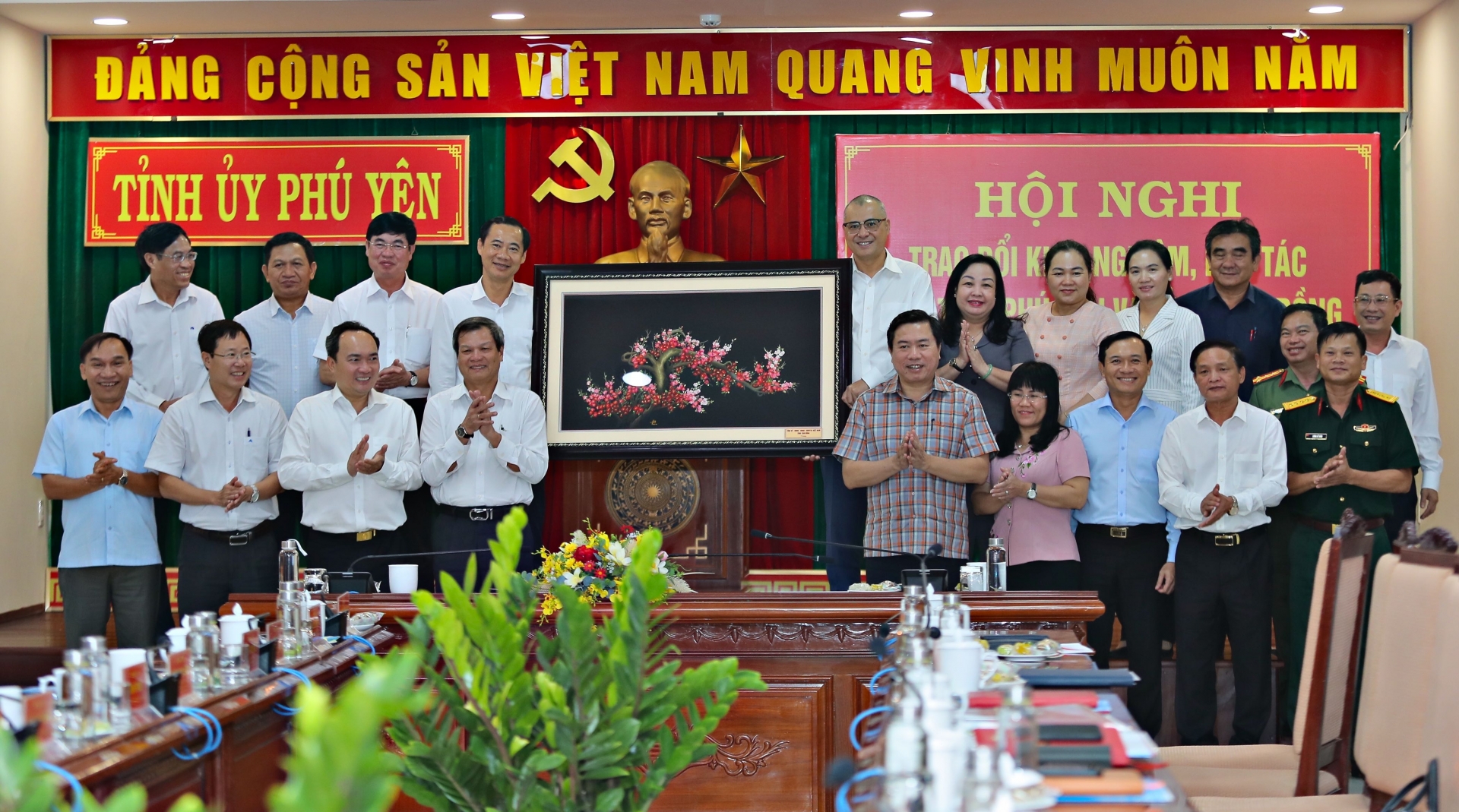 Ban Thường vụ Tỉnh uỷ Lâm Đồng tặng quà lưu niệm cho Ban Thường vụ Tỉnh uỷ Phú Yên tại buổi làm việc đánh giá tình hình hợp tác giữa hai địa phương trong thời gian qua