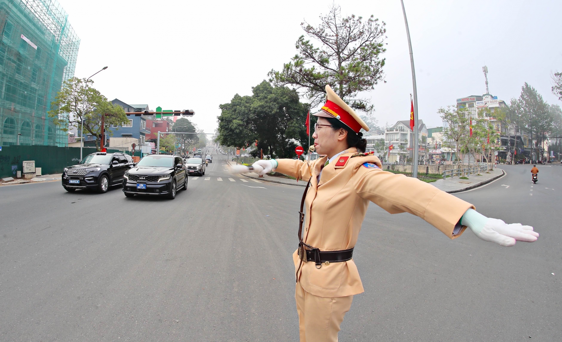 A1: Thiếu tá Phạm Thuỳ Trang, nữ cán bộ Đội CSGT-TT, Công an TP Đà Lạt cho biết đây là lần đầu mình được điều động ra đường trực tiếp điều tiết giao thông