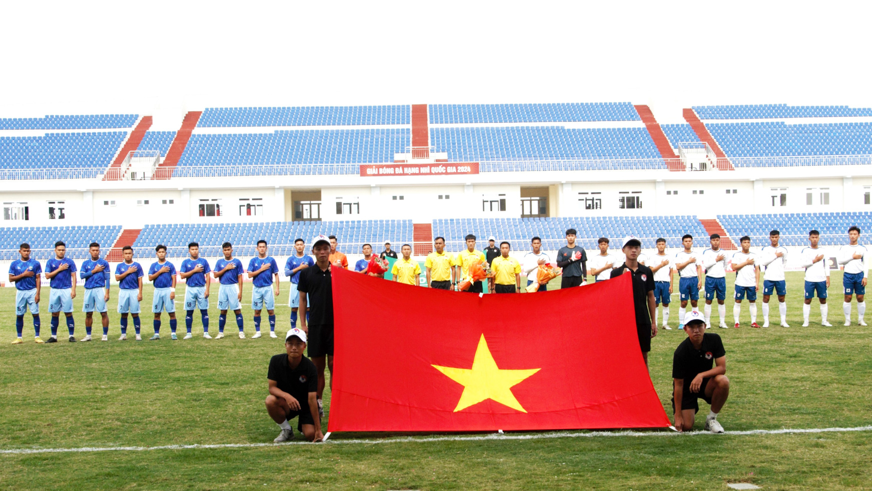Hai đội Lâm Đồng và An Giang chào cờ trước trận đấu 