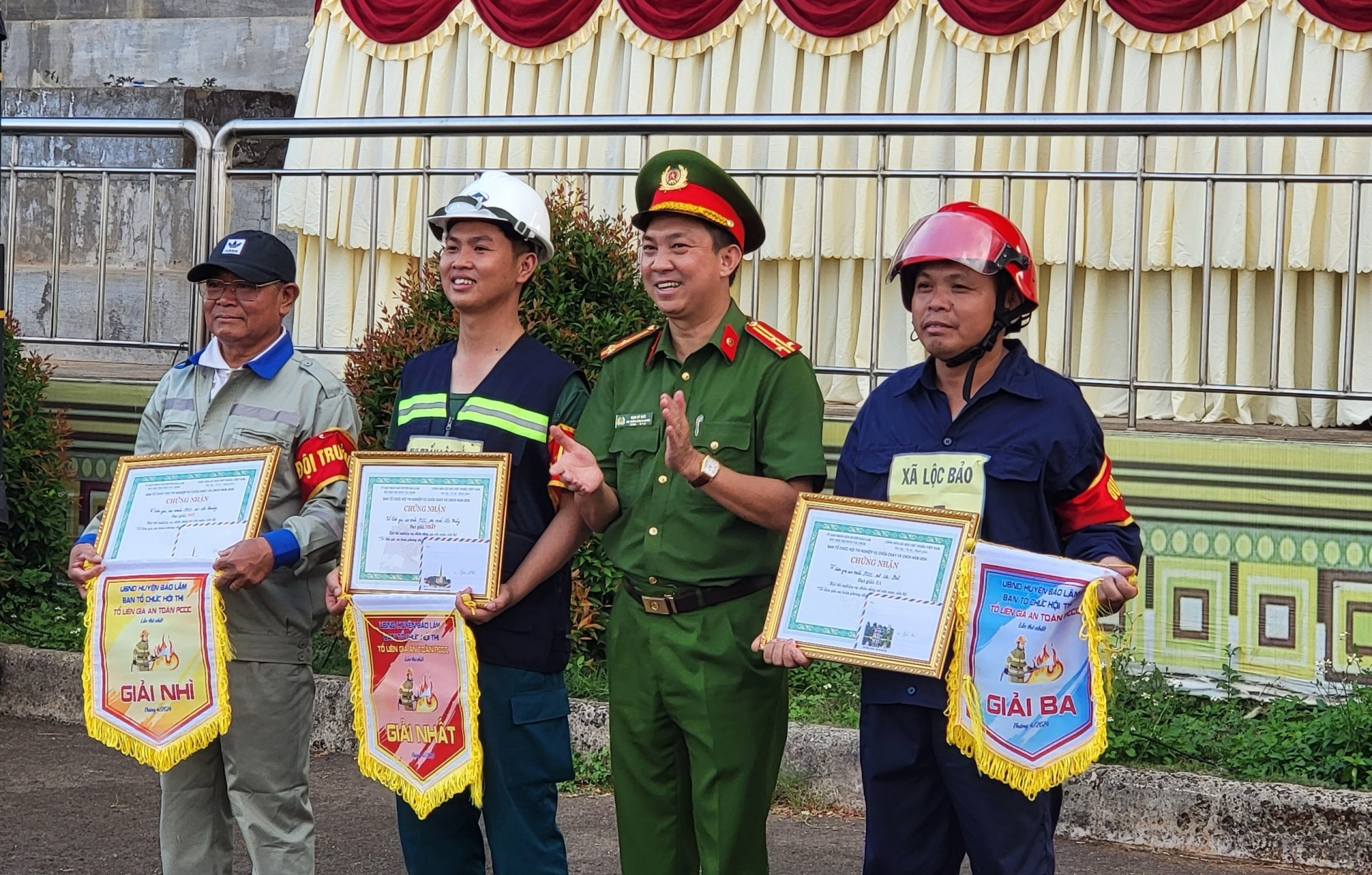 Ban tổ chức trao giải cho các đội đạt thành tích cao tại hội thi