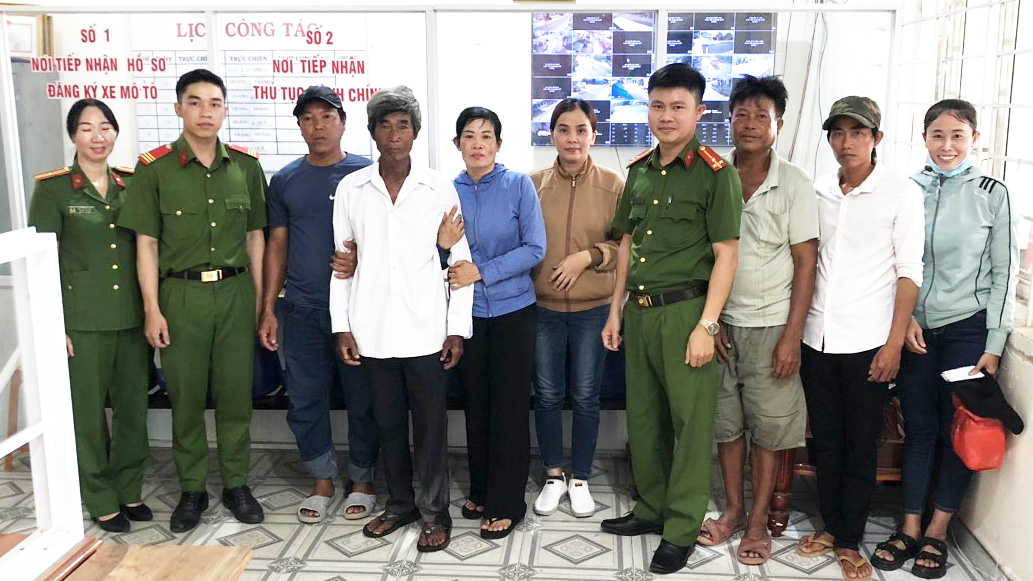 Sau gần 24 ngày đi lạc, nhờ sự giúp đỡ của Công an thị trấn Đạ Mri ông Hồ Văn Sang đã được đoàn tụ với gia đình