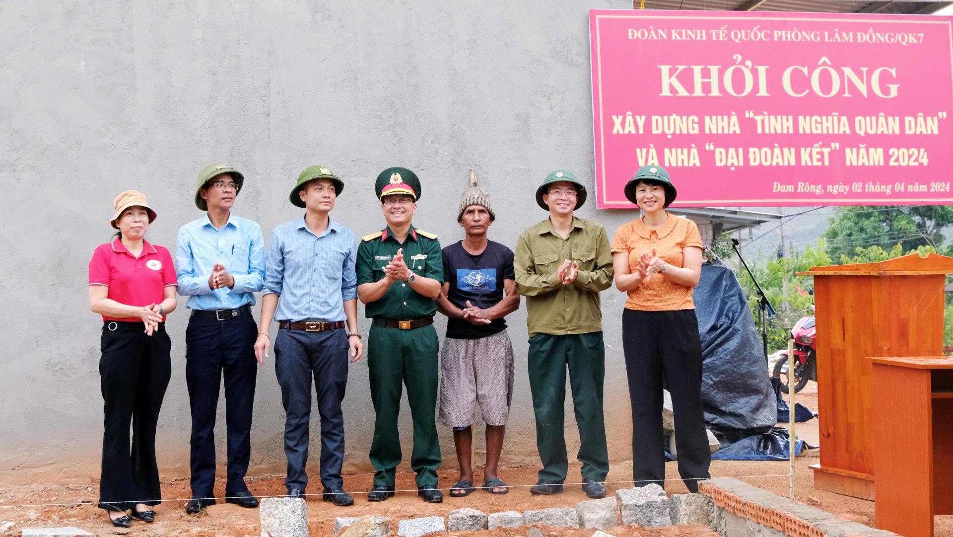Ban Chỉ đạo 502 tỉnh Lâm Đồng phối hợp với Ban Chỉ đạo 502 huyện Đam Rông hỗ trợ xây dựng nhà ở cho gia đình 
ông Long Đưng Ha Nhung (Thôn 2, xã Đạ Long)