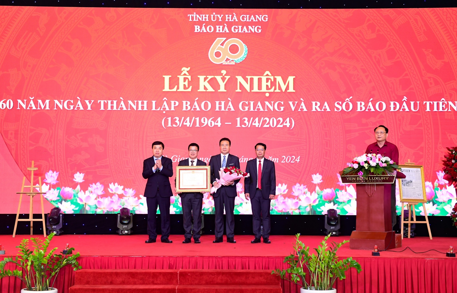 Quyền Bí thư Tỉnh ủy Nguyễn Mạnh Dũng trao tặng Bằng khen của Thủ tướng Chính phủ cho Báo Hà Giang.