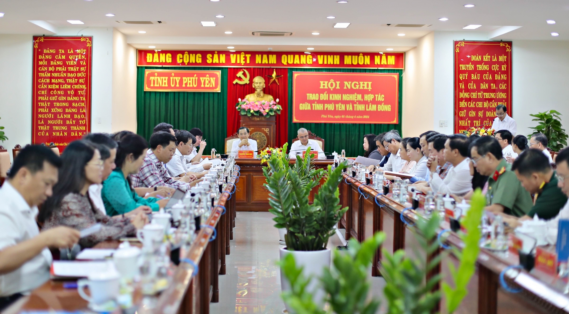 Quang cảnh buổi làm việc giữa Ban Thường vụ Tỉnh uỷ Lâm Đồng và Phú Yên về đánh giá tình hình, tăng cường hợp tác các lĩnh vực hai bên có thế mạnh trong thời gian gian tới. 