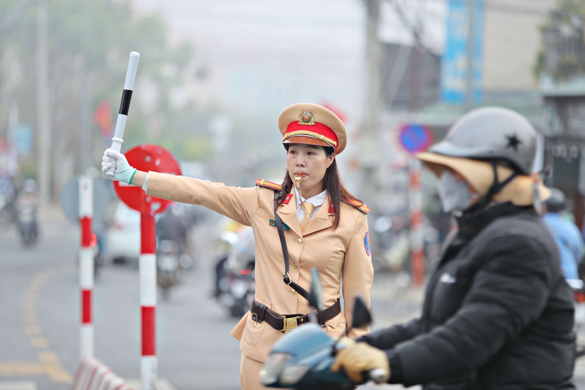 Trung tá Bùi Thị Hà, nữ cán bộ Đội CSGT-TT, Công an TP Đà Lạt phân luồng, điều tiết giao thông tại nút giao thông ngã tư Hoàng Văn Thụ - Đồng Tâm sáng nay
