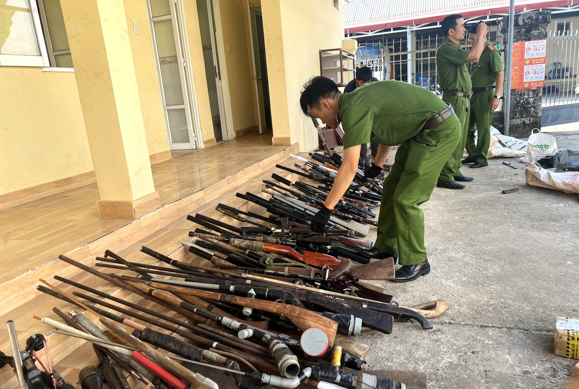 Có tổng cộng 155 khẩu súng tự chết được Công an huyện Bảo Lâm tiêu huy trong dịp này