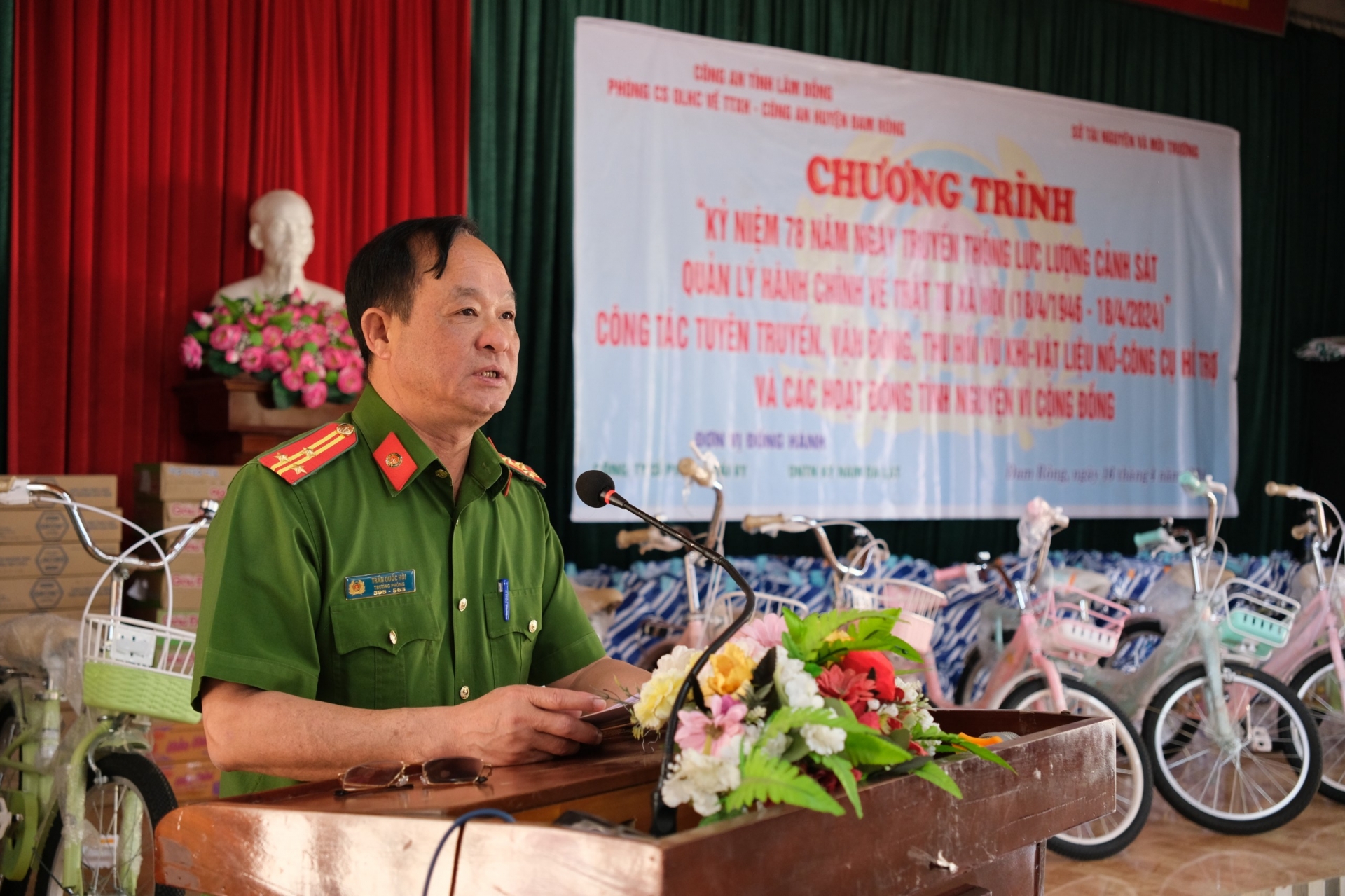 Thượng tá Trần Quốc Hội – Trưởng Phòng Phòng Cảnh sát Quản lý hành chính về trật tự xã hội phát biểu tại chương trình