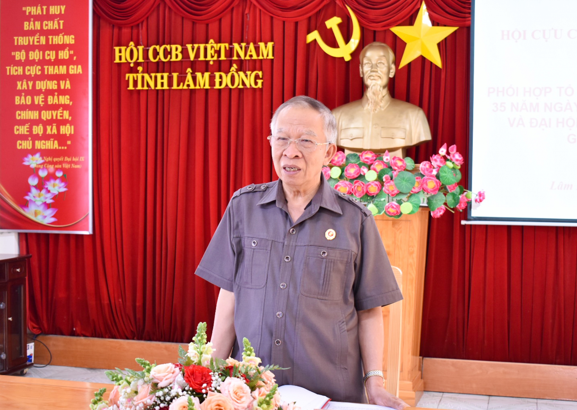 Ông Vũ Công Tiến - Chủ tịch Hội CCB tỉnh phát biểu tại hội nghị 