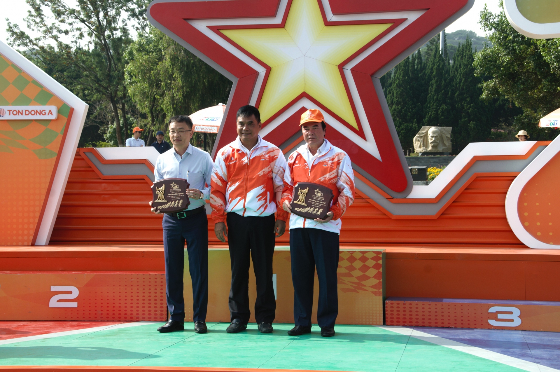 Ban tổ chức trao vật phẩm lưu niệm cho lãnh đạo UBND tỉnh Lâm Đồng và lãnh đạo UBND thành phố Đà Lạt