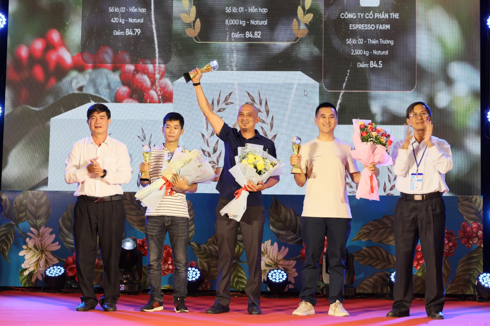 Ông Nguyễn Thái Nam - Công ty TNHH Nông nghiệp thực phẩm hữu cơ Việt Nam (giữa) cùng top 3 cà phê Robusta đặc sản