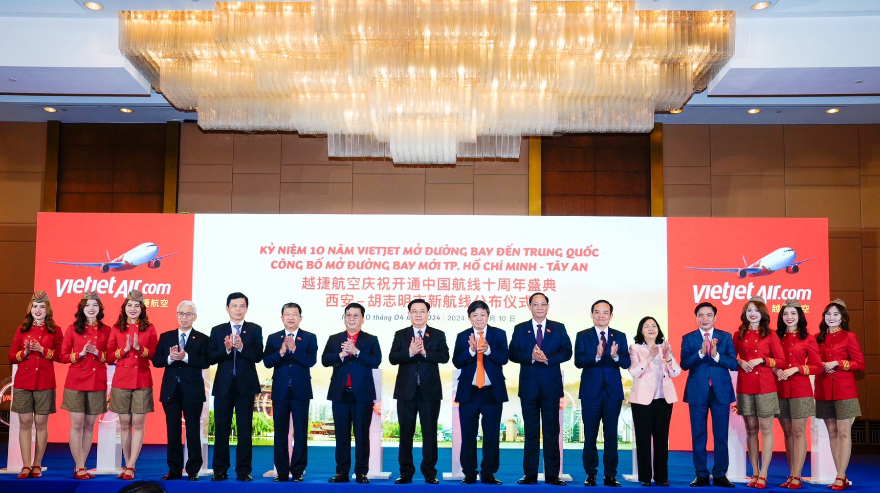 Chủ tịch Quốc hội Vương Đình Huệ cùng đoàn lãnh đạo cấp cao Việt Nam - Trung Quốc tham dự lễ kỷ niệm 10 năm bay Trung Quốc và công bố đường bay TP Hồ Chí Minh - Tây An của Vietjet
