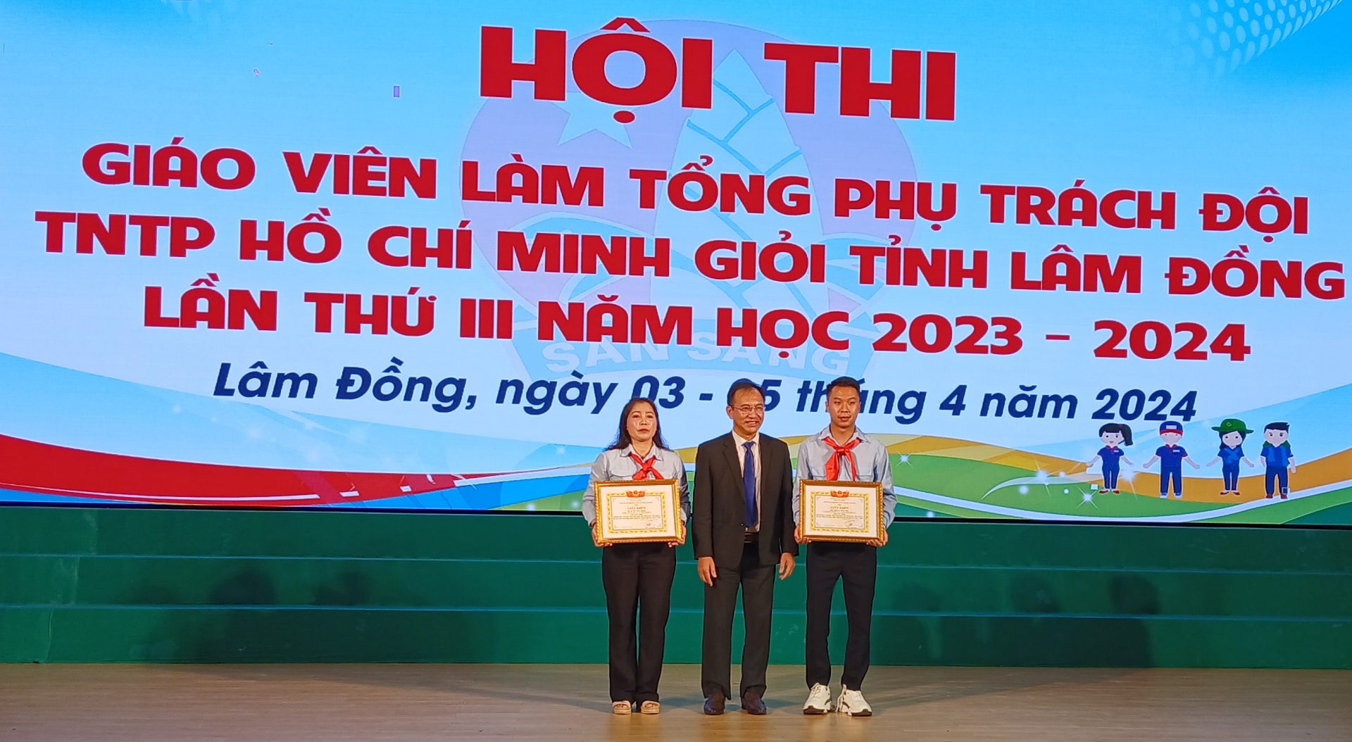 Ông Trần Đức Lợi - Phó GĐ Sở GD&DDT trao giải nhất cho hai Tổng phụ trách đội giỏi đến từ đơn vị Phòng GD&ĐT TP.Đà Lạt.