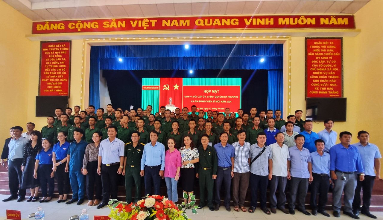 Lãnh đạo TP Bảo Lộc cùng Ban Chỉ huy Quân sự thành phố và chính quyền các phường, xã chụp hình lưu niệm cùng các chiến sĩ mới đang làm nhiệm vụ tại Trung đoàn 88