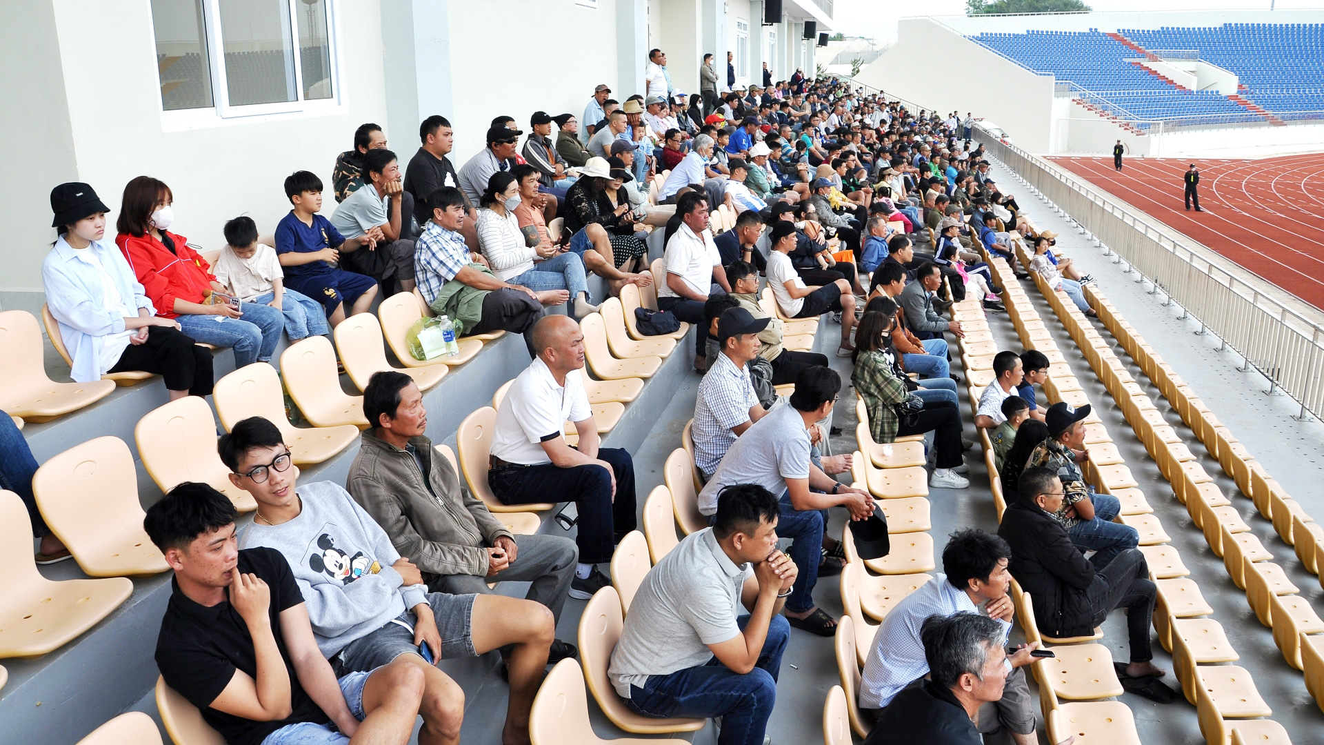 Đông đảo khán giả Đà Lạt đến sân cổ vũ cho trận đấu 