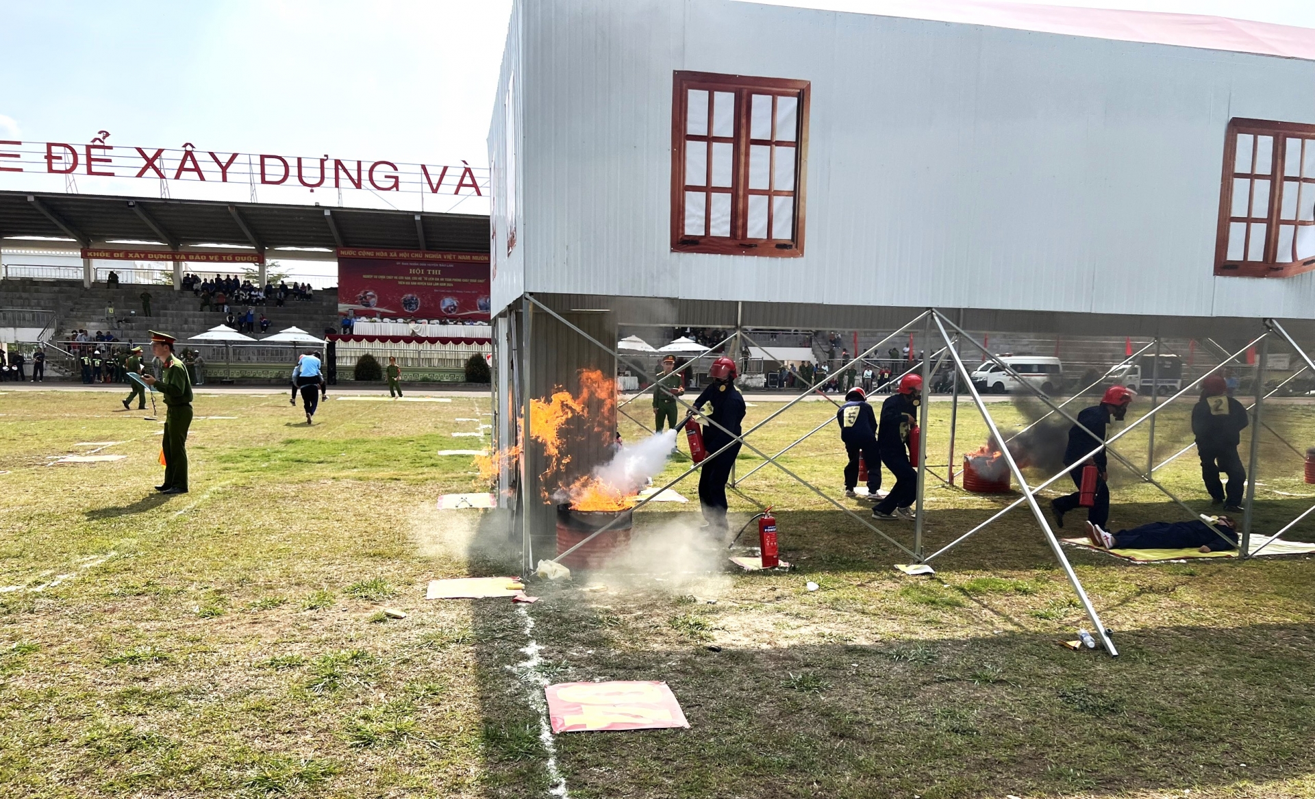 Các tổ liên gia tham gia chữa cháy phần thi thực hành tại hội thi