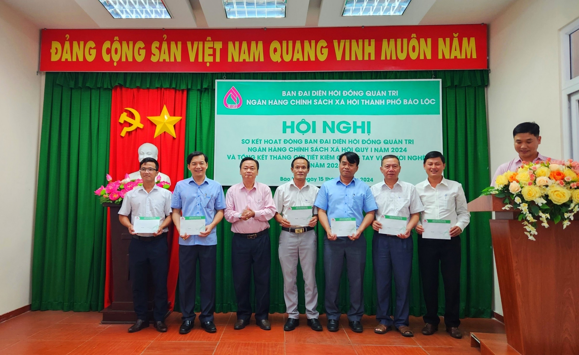 Ban đại diện Hội đồng quản trị Ngân hàng Chính sách xã hội TP Bảo Lộc trao thưởng cho các tập thể