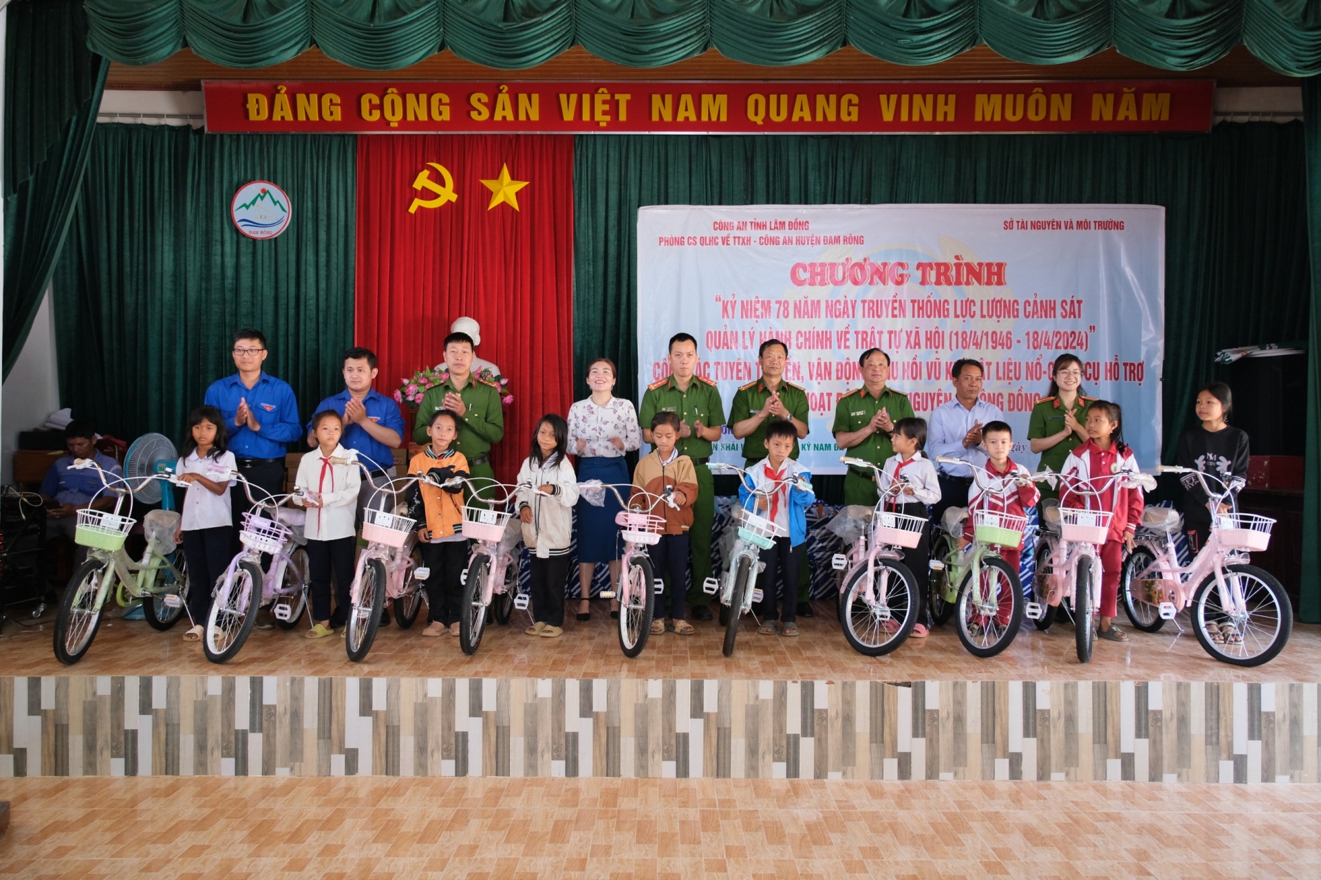 Tặng quà cho các em học sinh