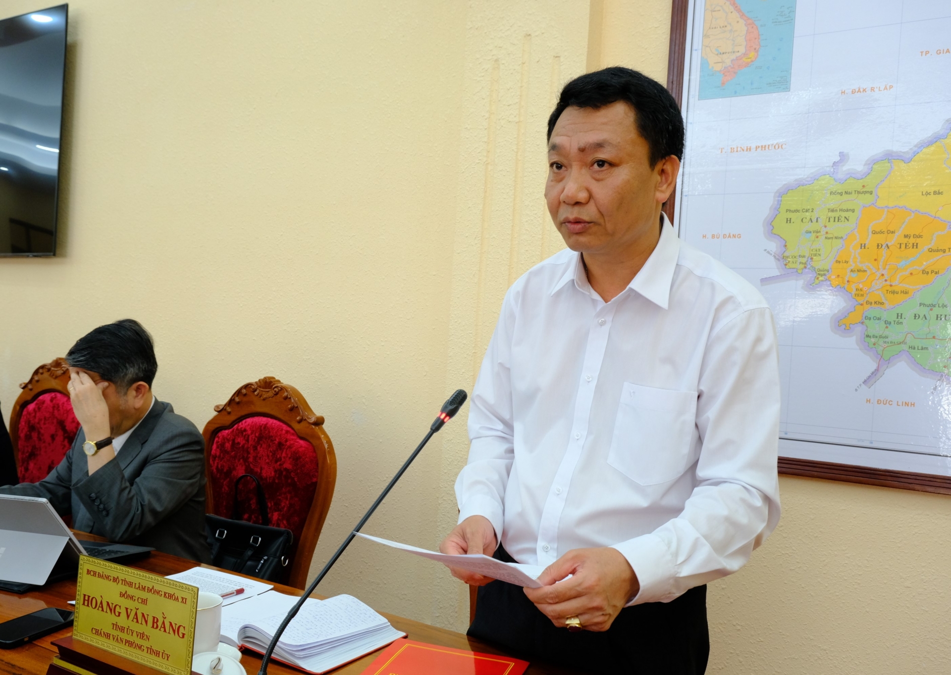 Đồng chí Hoàng Văn Bằng - Chánh Văn phòng Tỉnh ủy đã trình bày dự thảo Chỉ th