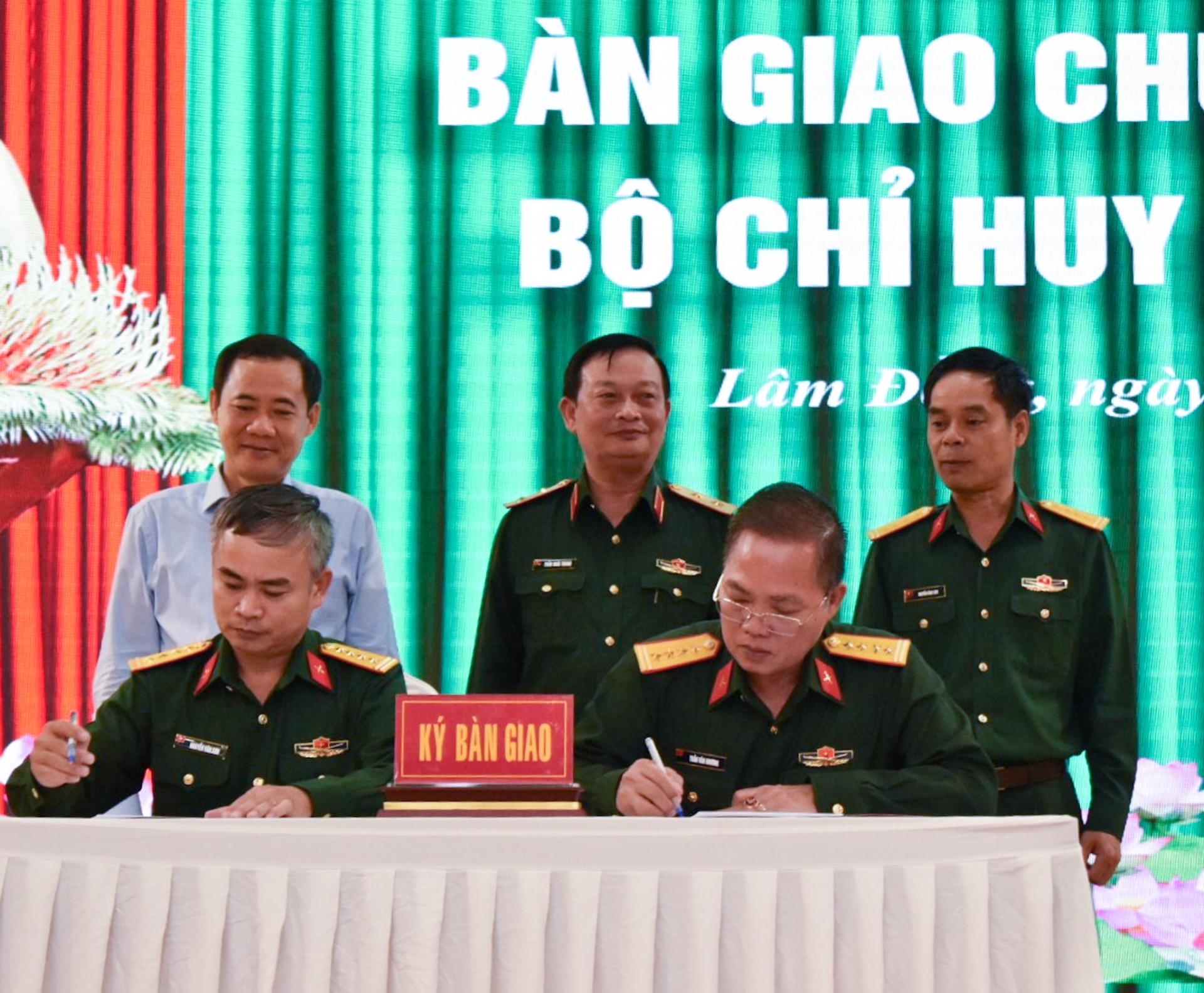 Đại tá Nguyễn Văn Sơn và Đại tá Trần Văn Khương ký biên bản bàn giao 