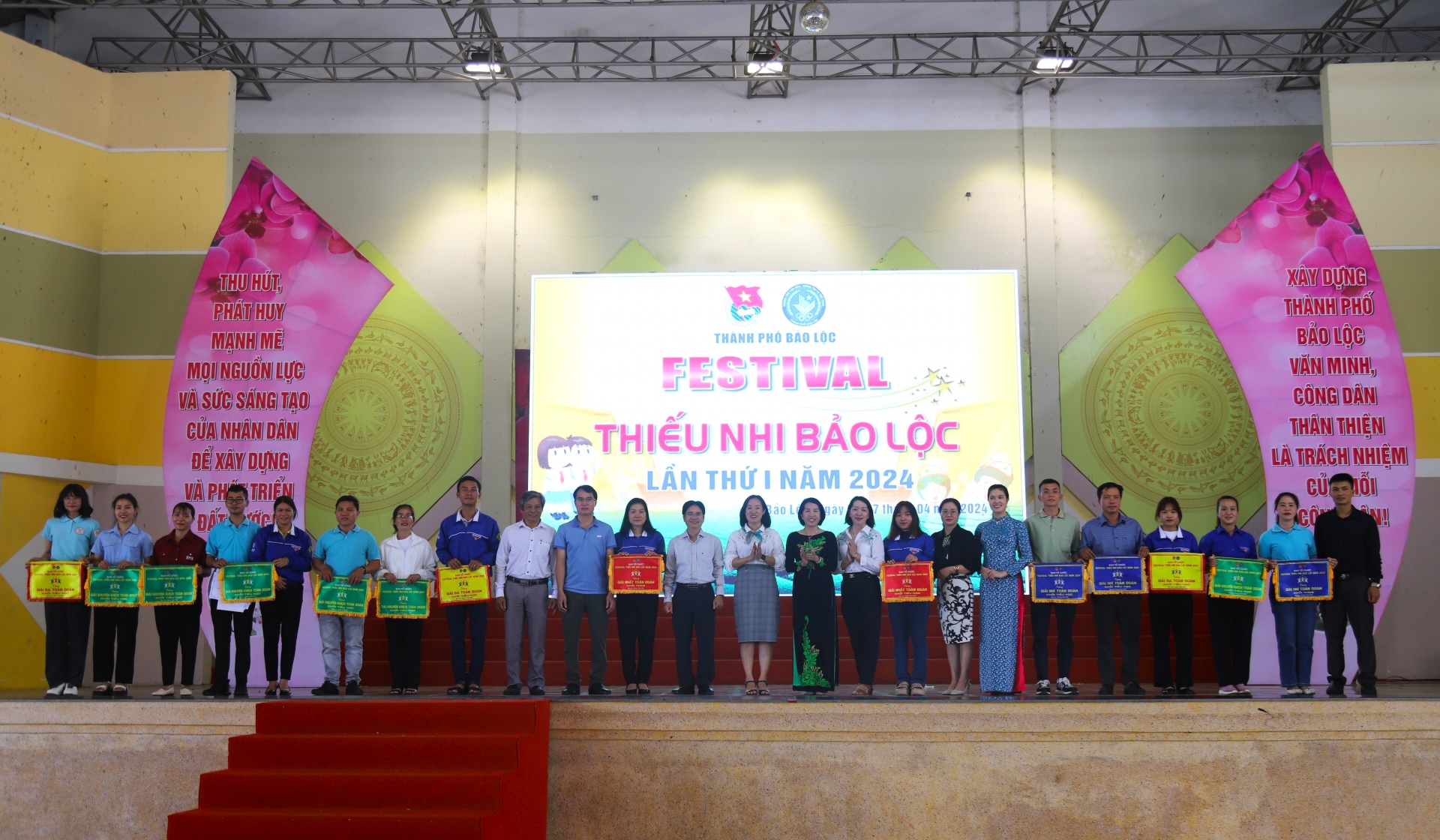 Ban tổ chức trao giải toàn đoàn cho các đơn vị tham gia Festival Thiếu nhi TP Bảo Lộc năm 2024