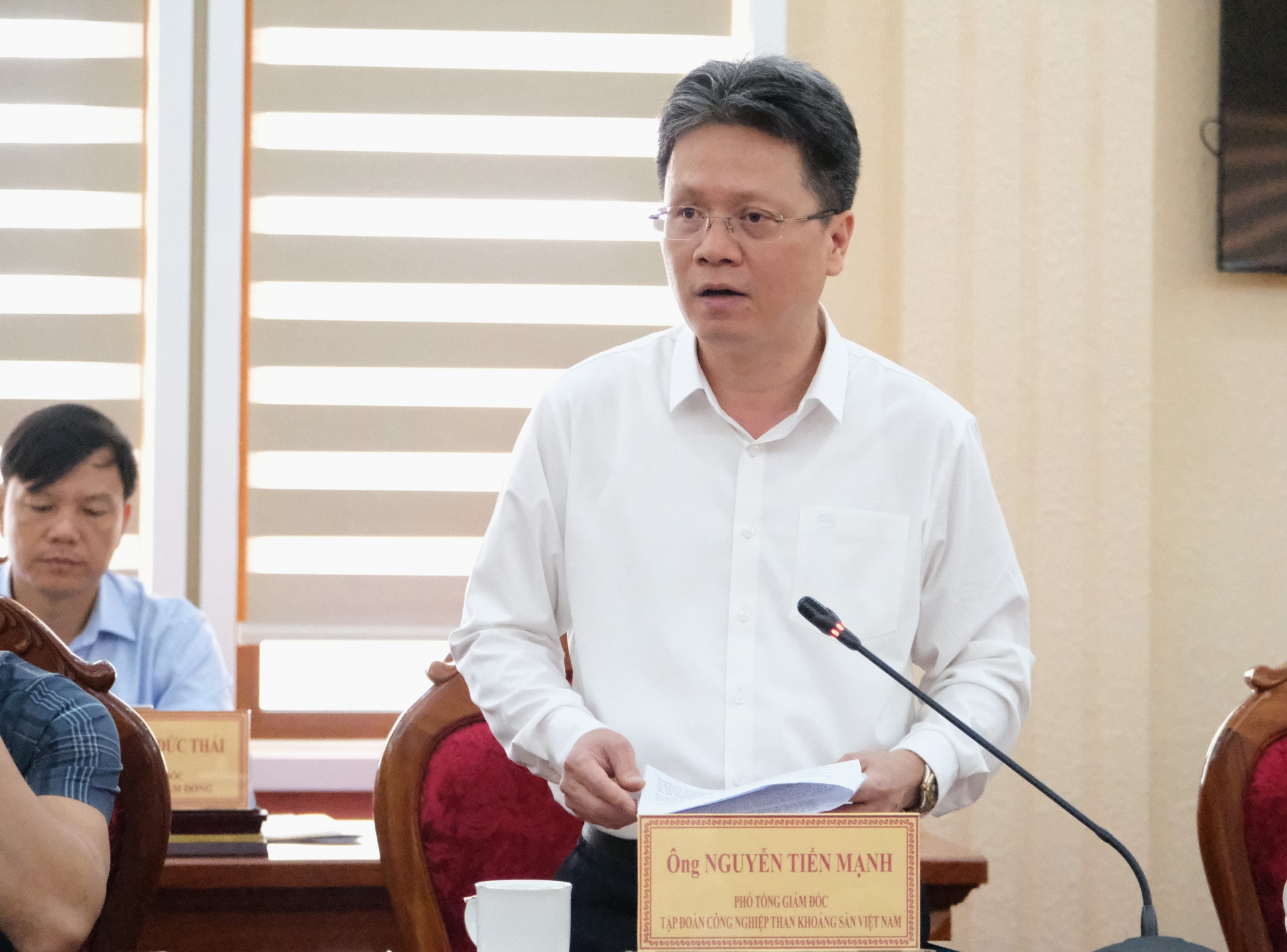 Đồng chí Nguyễn Tiến Mạnh - Phó Tổng Giám đốc KTV báo cáo về hoạt động sản xuất kinh doanh của Tập đoàn trên địa bàn tỉnh Lâm Đồng