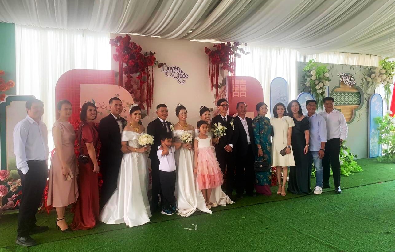 Ba cô con gái và 3 chàng rể của gia đình ông Thanh, bà Tâm hanh phúc trong ngày cưới bên gia đình, người thân
