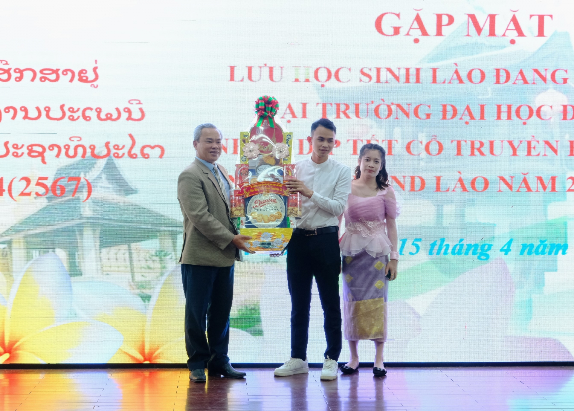 Ông Đường Anh Ngữ - Phó Chủ tịch Thường trực Ủy ban MTTQ Việt Nam tỉnh Lâm Đồng trao quà cho đại diện lưu học sinh Lào