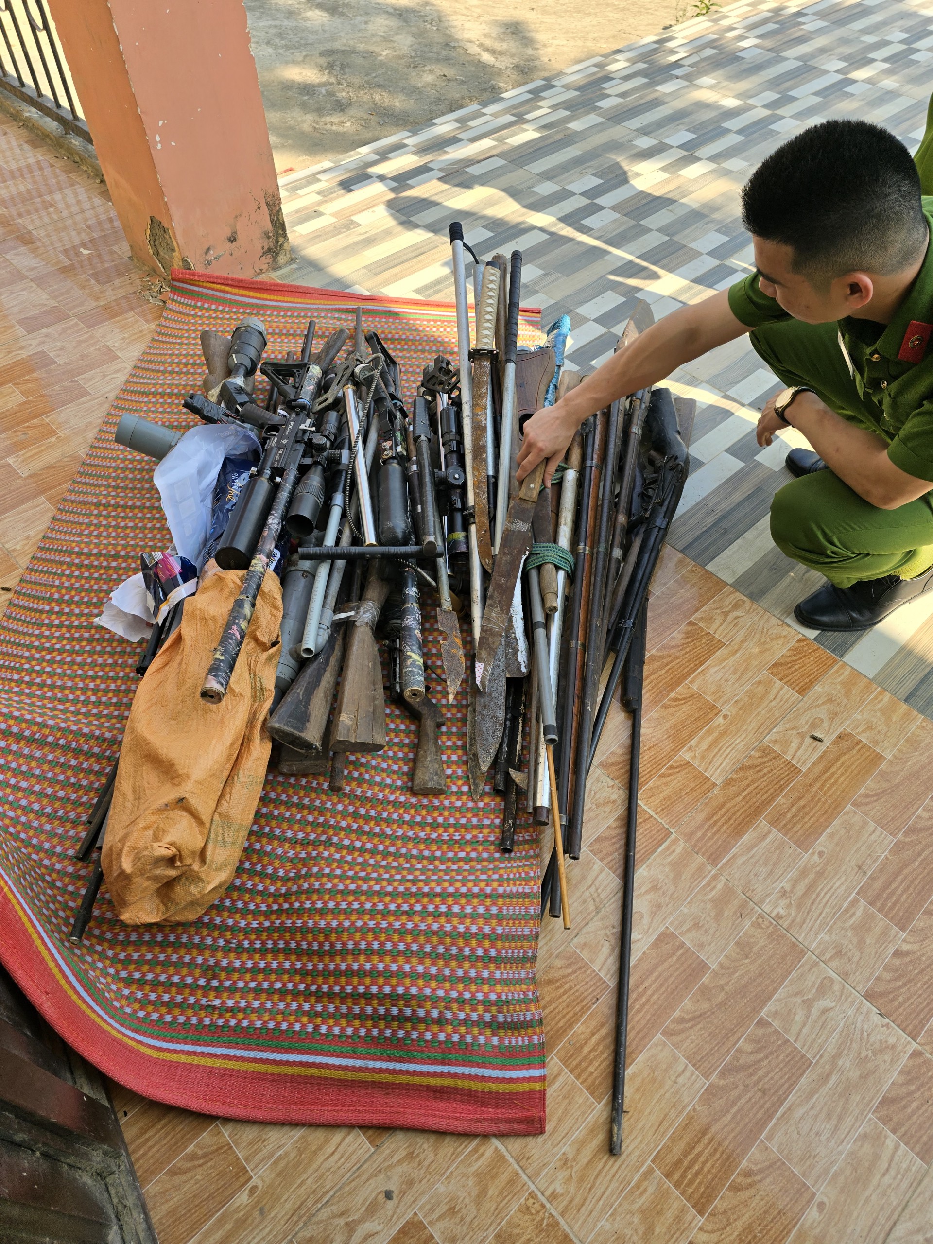 Nhiều vũ khí, vật liệu nổ, công cụ hỗ trợ được người dân giao nộp 