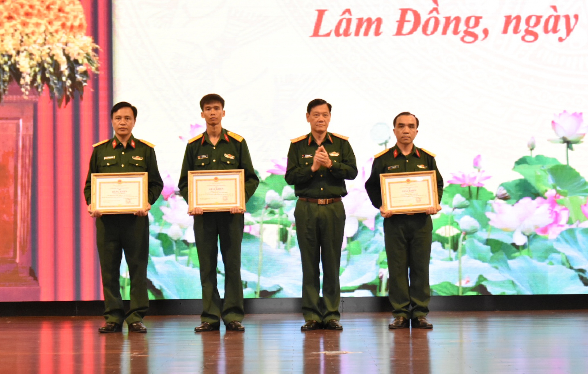 Thiếu tướng Đỗ Minh Xương, Giám đốc Học viện Lục quân trao Bằng khen, Giấy khen cho các giảng viên đạt giải Nhất, Nhì, Ba trong Hội thi