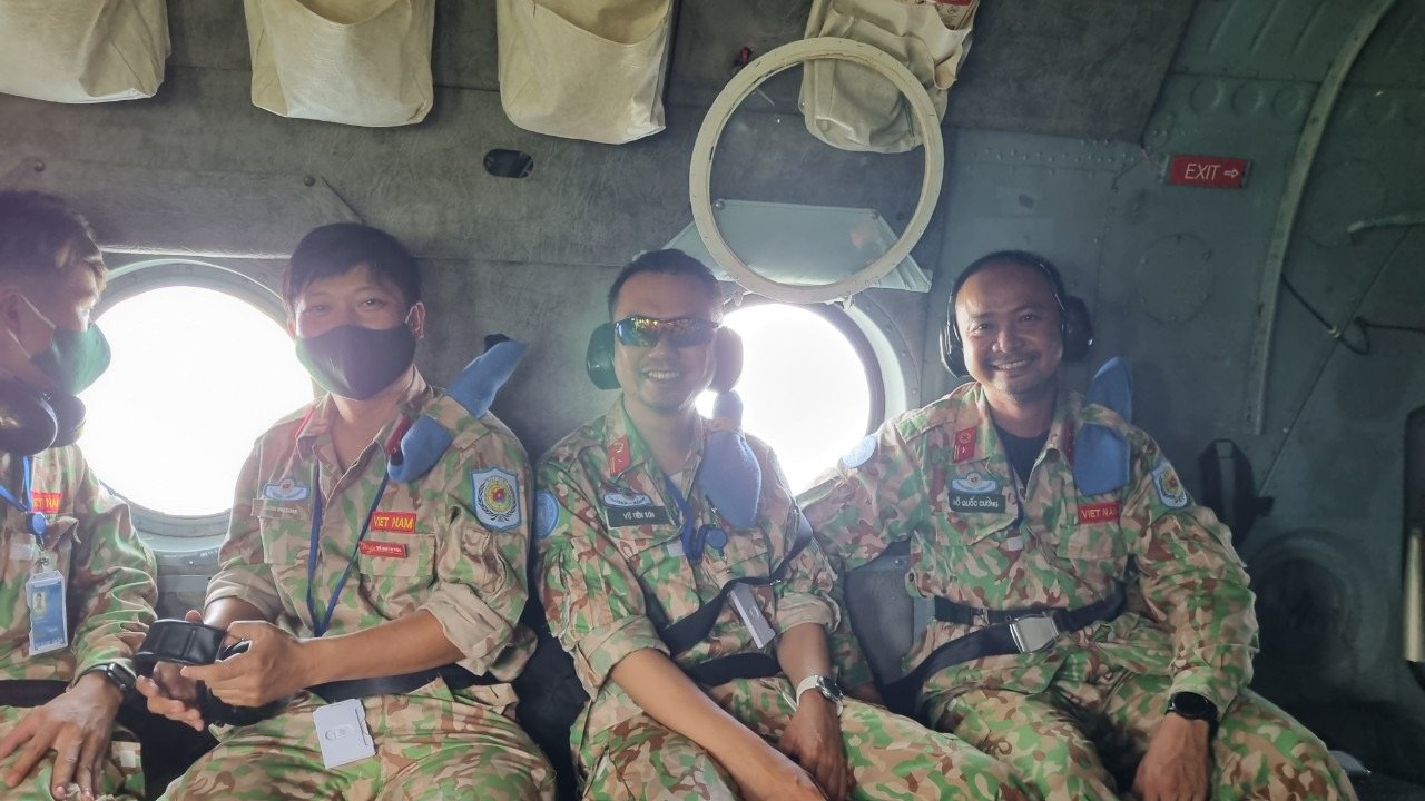 Thiếu tá, Bác sĩ Quân y Đỗ Quốc Cường (người ngồi ngoài cùng bên phải) trong chuyến bay đến Nam Sudan.