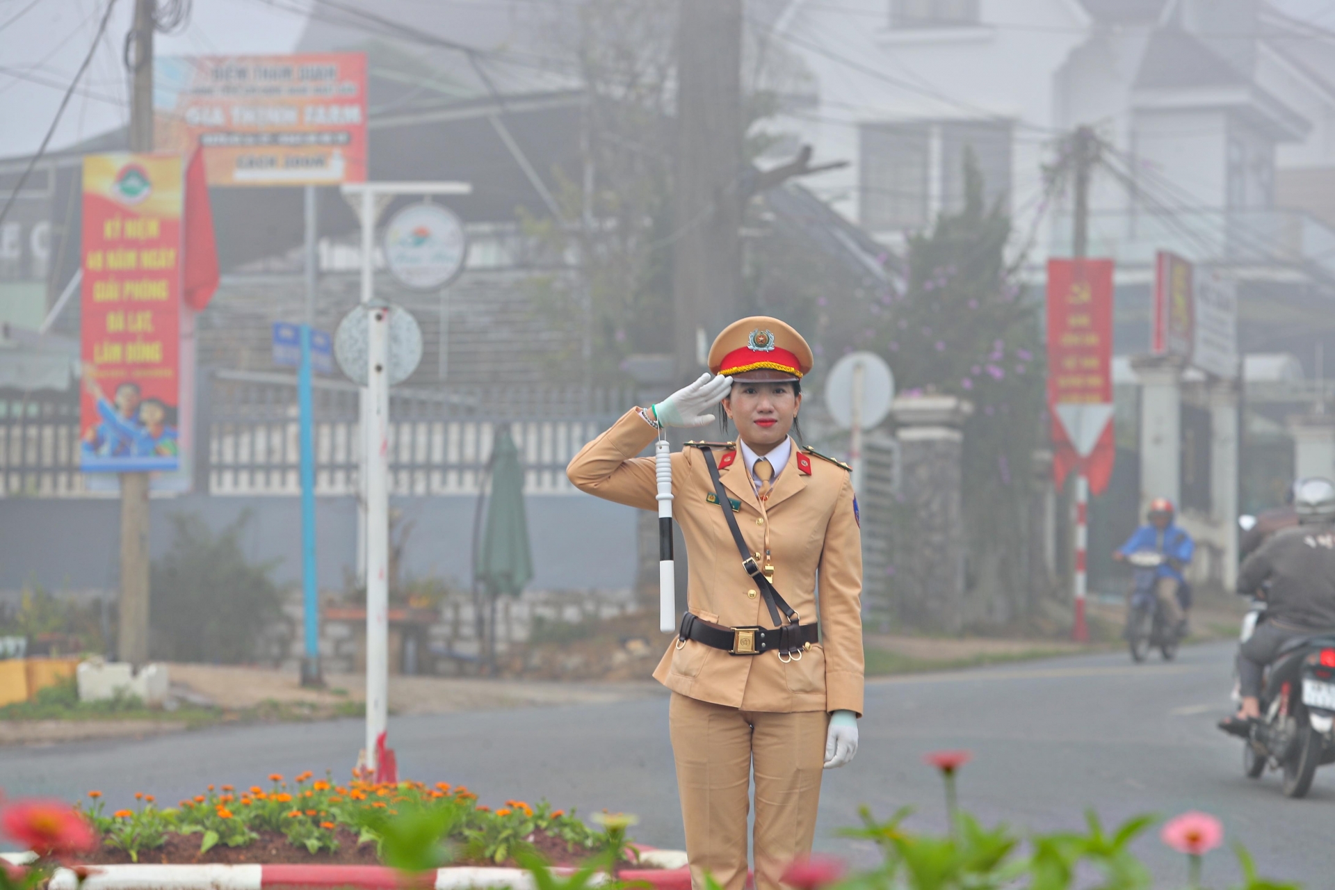 Với trang phục vàng, găng tay trắng cùng chiếc gậy chỉ huy giao thông, các nữ CSGT đã gây ấn tượng đối với nhiều người dân và du khách sáng nay

